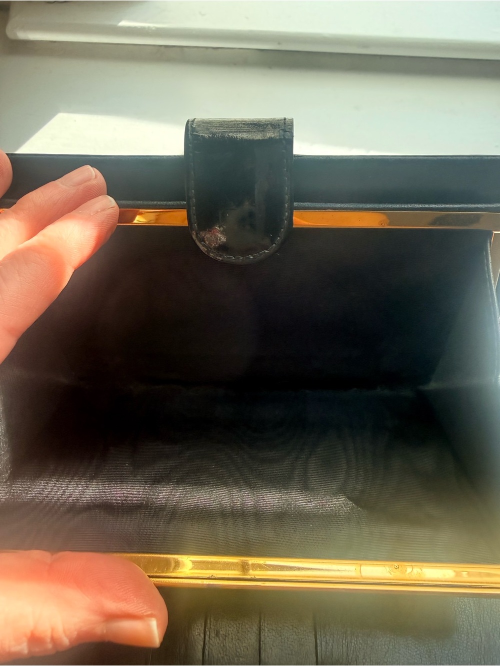Authentic Chanel Timeless CC Patent Kisslock Wallet - Circa 1997-1999 - Picture 4 of 12